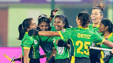 வெற்றி மகிழ்ச்சியில் ராஞ்சி ராயல்ஸ் வீராங்கனைகள்.