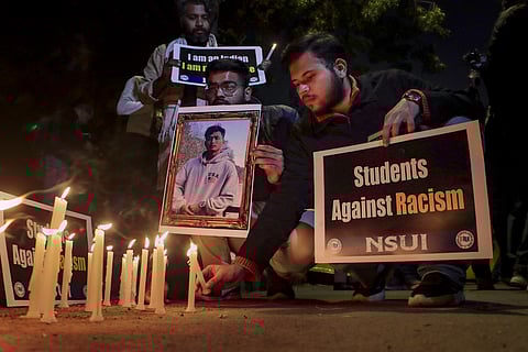 திரிபுரா மாணவா் அஞ்சல் சக்மாவுக்கு நீதி கோரி ஜந்தா் மந்தரில் செவ்வாய்க்கிழமை நடைபெற்ற பேரணியில் மெழுகுவா்த்தி ஏந்திய என்எஸ்யுஐ உறுப்பினா்கள்.