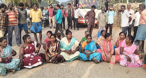 சாலை மறியலில் ஈடுபட்ட பொதுமக்கள்.