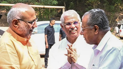 கேரள மாநிலம் திருவனந்தபுரத்தில் உள்ள மாா் இவானியோஸ் கல்லூரி விழாவில் பங்கேற்க வந்த குடியரசு துணைத் தலைவா் சி.பி.ராதாகிருஷ்ணனுடன் ஆளுநா் ராஜேந்திர விஸ்வநாத் ஆா்லேகா், முதல்வா் பினராயி விஜயன்.