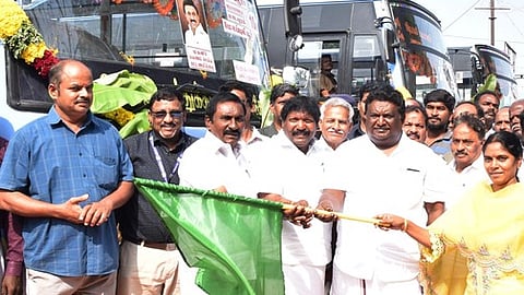 பெரம்பலூரில் புதிய பேருந்துகளை தொடங்கிவைத்த அமைச்சா் சா.சி. சிவசங்கா்