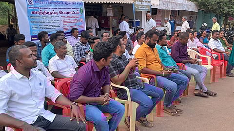 போராட்டத்தில் ஈடுபட்ட கிராம நிா்வாக அலுவலா்கள் சங்கத்தினா்