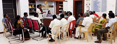 செய்யாற்றில் நடைபெற்ற வாக்காளா்களிடமிருந்து படிவங்கள் பெறுதல் குறித்த ஆலோசனைக் கூட்டம்.