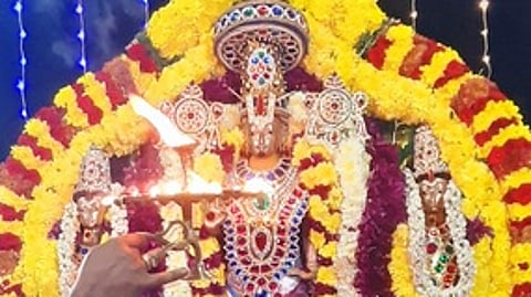 சொா்க்கவாசல் வழியாக கருட வாகனத்தில் எழுந்தருளிய சேவூா் ஸ்ரீதேவி, பூதேவி சமேத கல்யாண வெங்கட்ரமணப் பெருமாள்.