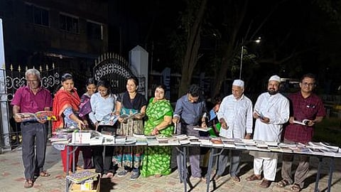 திருச்சி சுந்தர்ராஜ் நகா் மாநகராட்சி பூங்காவில் நடைபெற்ற புத்தகக் கண்காட்சியில் பங்கேற்ற பொதுமக்கள்.