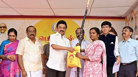 பொங்கல் பரிசுத் தொகுப்பு வழங்கிய முதல்வர் ஸ்டாலின்.