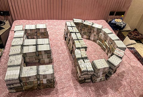 ~தில்லியில் அமலாக்கத் துறை சோதனையில் கைப்பற்றப்பட்ட பணம், நகைகள்.