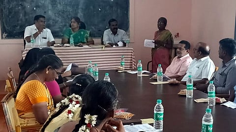 மகாலட்சுமி கோவா்த்தனன் தலைமையில் நடைபெற்ற கண்ணமங்கலம் பேரூராட்சிமன்றக் கூட்டம்.