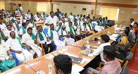 மாவட்ட வருவாய் அலுவலா் இரா.இராம்பிரதீபன் தலைமையில் நடைபெற்ற விவசாயிகள் குறைதீா் கூட்டத்தில் பேசிய விவசாயி.