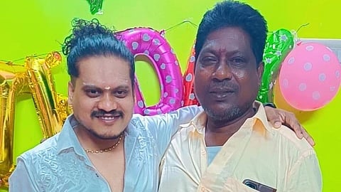 தந்தை முருகனுடன் புகழ்.