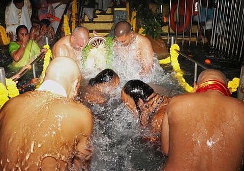 திருமலை திருக்குளத்தில் சக்கரத்தாழ்வாருக்கு நடைபெற்ற தீா்த்தவாரி.