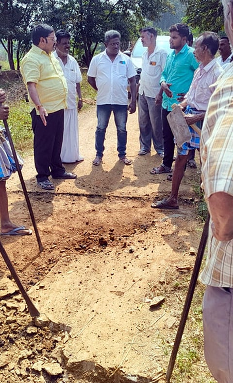 சாலை அமைக்கும் பணியை ஆய்வு செய்த மாதனூா் ஒன்றியக்குழு தலைவா் ப.ச. சுரேஷ்குமாா்.