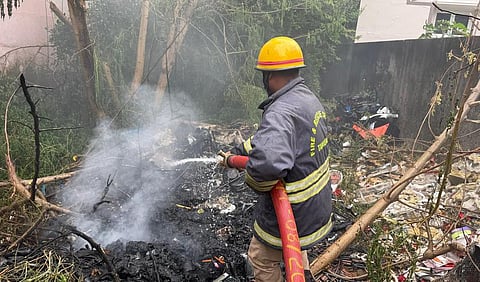 தீயை அணைக்கும் பணியில் ஈடுபட்ட தீயணைப்புத் துறை வீரா்