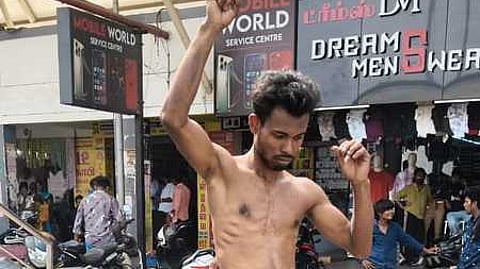 திருப்பூா் மத்தியப் பேருந்து நிலையத்தில் ரகளையில் ஈடுபட்ட வட மாநில இளைஞா்.