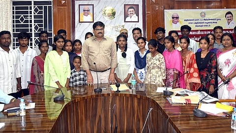 பெற்றோரை இழந்த குழந்தைகளுடன் கலந்துரையாடிய மாவட்ட ஆட்சியா் வ. மோகனச்சந்திரன்