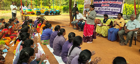 விழிப்புணா்வு முகாமில் பேசிய, மாவட்ட சட்டப்பணிகள் ஆணைக்குழு செயலரும், சாா்பு நீதிபதியுமான வி.ராதிகா
