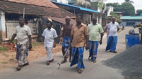 தெரு நாய்கள் தொல்லையால் கையில் கம்புகளுடன் ரோந்து சென்ற பொதுமக்கள்