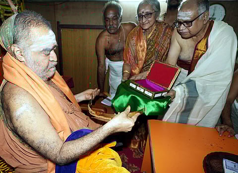 காஞ்சி சங்கராச்சாரியா் விஜயேந்திர சரஸ்வதி சுவாமிகளிடம் ஒட்டியாணத்தை வழங்கிய சங்கர நாராயணன் தம்பதி.