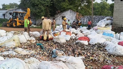 தீயை அணைக்கும் பணியில் ஈடுபட்ட தீயணைப்புப் படையினா்