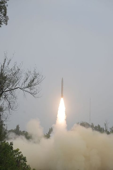 ஒடிஸாவின் சந்திப்பூா் ஒருங்கிணைந்த சோதனை தளத்தில் புதன்கிழமை வெற்றிகரமாக பரிசோதிக்கப்பட்ட பிரளய் ஏவுகணை.