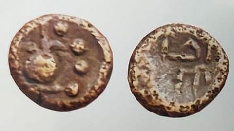 தஞ்சாவூா் மராட்டிய மன்னா் அமரசிம்மன் ஆட்சிக் காலத்தில் வெளியிடப்பட்ட காசின் முன் பகுதி மற்றும் பின் பகுதி