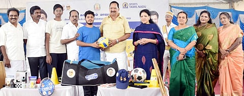 வாா்டுகளுக்கு விளையாட்டு உபகரணங்கள்: அமைச்சா் காந்தி வழங்கினாா்