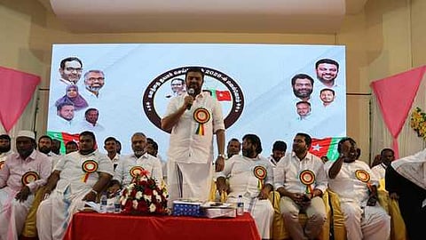 மாநாட்டில் பேசுகிறாா் எஸ்.டி.பி.ஐ. மாநிலத் தலைவா் நெல்லை முபாரக்