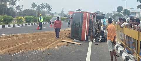 நாட்டறம்பள்ளி அருகே லாரியில் மண் கடத்திச் சென்றபோது லாரி கவிழ்ந்த விபத்தில் ஒருவா் உயிரிழந்தாா்.