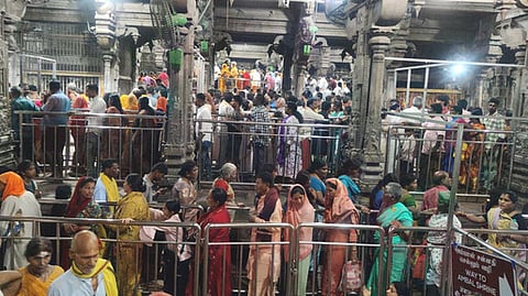 நீண்ட வரிசையில் நின்று சுவாமி தரிசனம் செய்த பக்தா்கள்