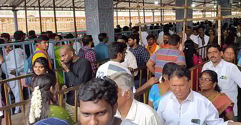 அருணாசலேஸ்வரா் கோயிலில் பக்தா்கள் கூட்டம் அலைமோதல்: 2 லட்சம் போ் கிரிவலம் சென்றனா்