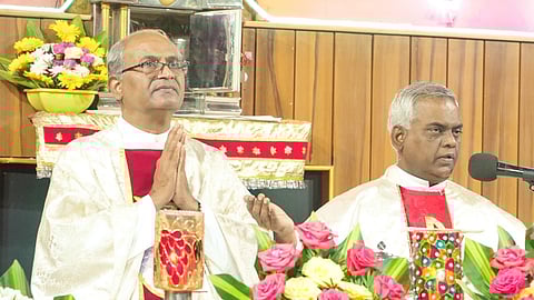 விருத்தாசலம் தூய பாத்திமா அன்னை ஆலயத்தில் சிறப்புத் திருப்பலி நடத்திய பங்குத்தந்தை மரிய அந்தோணி (வலது)