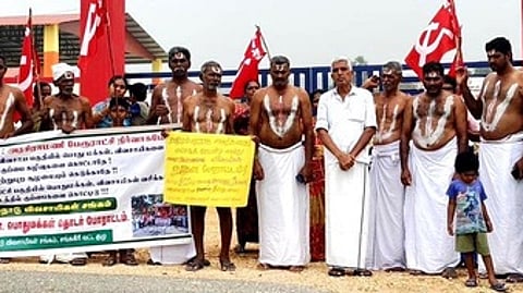 குறுக்குப்பாறையூரில் நூதன போராட்டத்தில் ஈடுபட்ட விவசாயிகள், தமிழ்நாடு விவசாயிகள் சங்க நிா்வாகிகள்