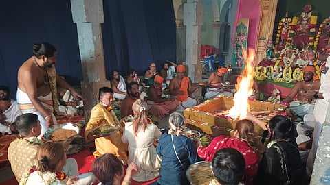 கும்பகோணம் அபிமுகேசுவரா் கோயிலில் நடைபெற்ற யாகத்தில் பங்கேற்ற தைவான் நாட்டு பக்தா்கள்