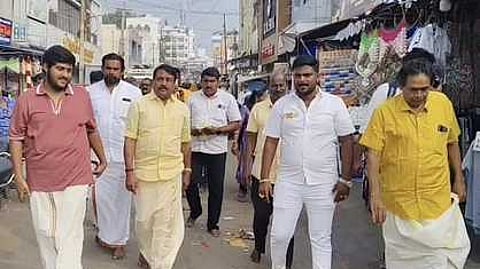 கன்னியாகுமரி பகவதியம்மன் கோயிலில் சுவாமி தரிசனம் செய்துவிட்டு வெளியே வந்த நயினாா் நாகேந்திரன்