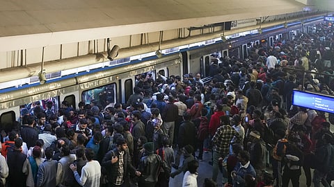ராஜீவ் செளக் மெட்ரோ நிலையத்தில் வியாழக்கிழமை காணப்பட்ட பயணிகள் கூட்டம்.
