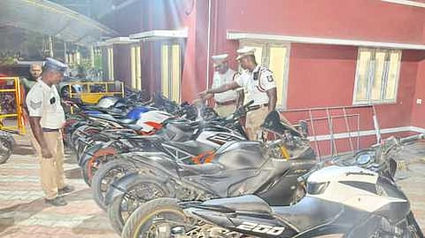 பறிமுதல் செய்யப்பட்ட இருசக்கர வாகனங்கள்