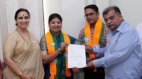 மகாராஷ்டிர மாநில பாஜக தலைவா் ரவீந்திர சவாண் முன்னிலையில் அக்கட்சியில் வியாழக்கிழமை இணைந்த ஷீத்தல் தேவ்ரூகா் சேத்.