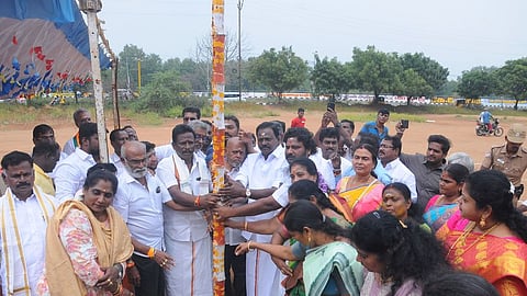 திருச்சி மன்னாா்புரம் ராணுவ விளையாட்டு மைதானத்தில் பாஜக பொங்கல் விழாவுக்காக வியாழக்கிழமை நடைபெற்ற கால்கோள் நடும் நிகழ்வில் பங்கேற்ற பாஜகவினா்.