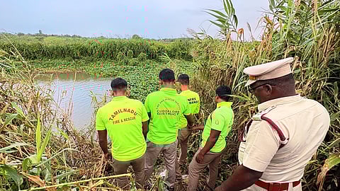 முதலைகள் நிறைந்த கான்சாகிப் வாய்க்காலில் சுப்பிரமணியனை தேடும் பணியில் ஈடுபட்ட தீயணைப்புத் துறையினா். போலீஸாா்.