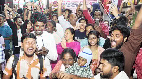 நள்ளிரவில் இளைஞா்கள் கொண்டாட்டம்