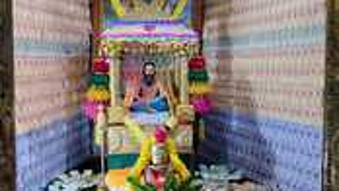 ரூபாய் நோட்டுகள் அலங்காரத்தில் காட்சியளித்த சத்குரு சம்ஹார மூா்த்தி சுவாமிகள்