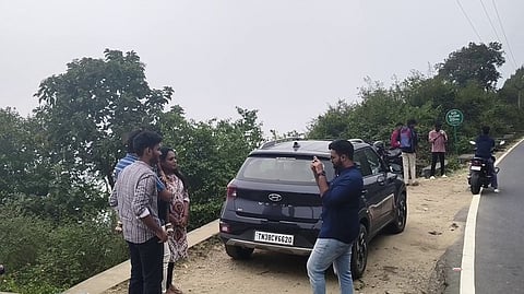 திம்பம் மலைப் பாதையில் படம்பிடித்த சுற்றுலாப் பயணிகள்.