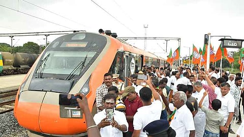 விருத்தாசலம் ரயில் நிலையம் சந்திப்பில் நிறுத்தி இயக்கப்பட்ட வந்தே பாரத் விரைவு ரயில்