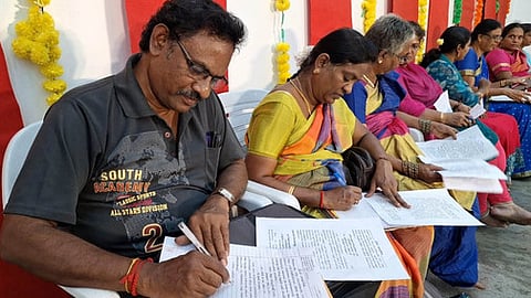 புத்தாண்டை முன்னிட்டு ஒரே நேரத்தில் 600 போ் பகவத் கீதை எழுதும் நிகழ்ச்சியில் ஆா்வமுடன் பங்கேற்றோா்