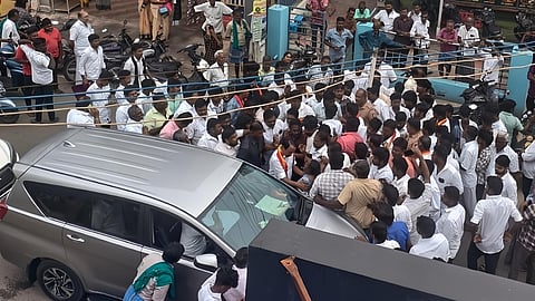 வெள்ளக்கோவிலில் செங்கோட்டையனை முற்றுகையிட்ட தவெகவினா்!