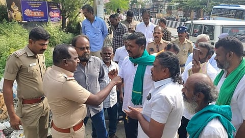 கோவில்பட்டியில் சமூக ஆா்வலா்கள் கூட்டமைப்பினா் கைது