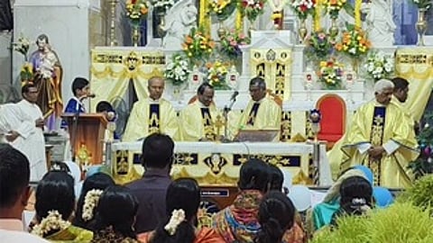 பனிமயமாதா ஆலயத்தில் பங்குத்தந்தை ஸ்டாா்வின் தலைமையில் நடைபெற்ற சிறப்பு பிராா்த்தனையில் பங்கேற்றோா்