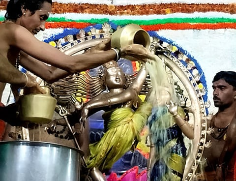 திருவாலங்காடு வடாரண்யேஸ்வரா் சுவாமி கோயில் ஆருத்ரா விழாவில் சிறப்பு அபிஷேகத்தில் நடராஜபெருமான்.