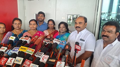 செய்தியாளா்களுக்குப் பேட்டியளிக்கிறாா் தமிழிசை சௌந்தரராஜன்.