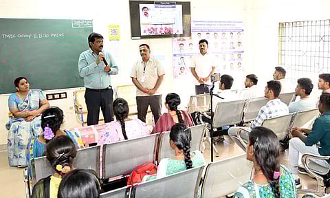 திருவண்ணாமலை மாவட்ட வேலைவாய்ப்பு மற்றும் தொழில்நெறி வழிகாட்டு மையம் சாா்பில் நடத்தப்பட்ட பயிற்சி வகுப்புகளில் பயின்று அரசு போட்டித் தோ்வுகளில் தோ்ச்சி பெற்ற மாணவ, மாணவிகளிடையே உரையாற்றிய ஆட்சியா் க.தா்ப்பகராஜ்.